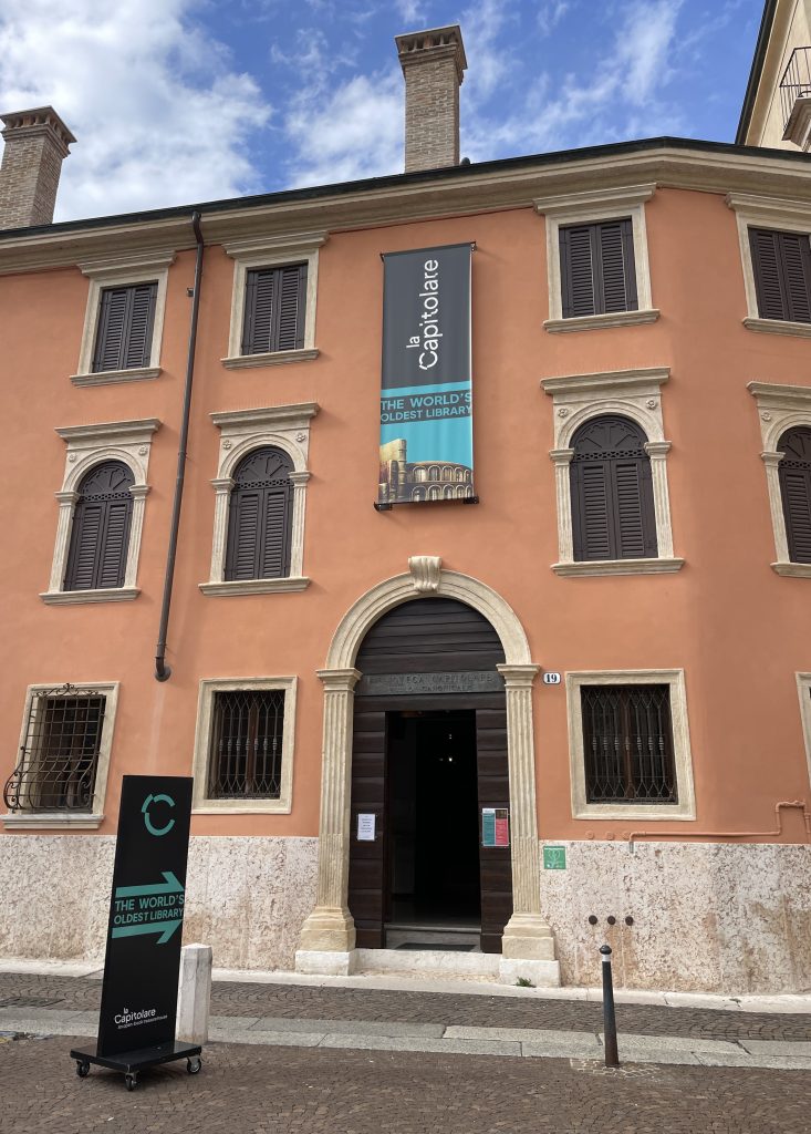 L'ingresso della Biblioteca Capitolare di Verona