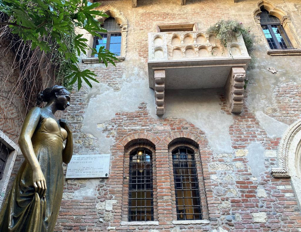 La statua e il balcone di Giulietta a Verona.